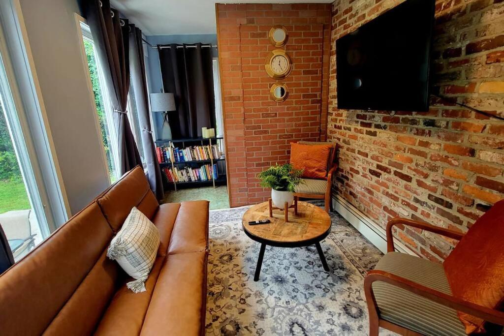 Unique & Peaceful Boston Home エクステリア 写真