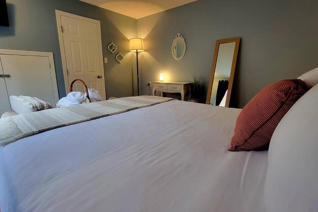 Unique & Peaceful Boston Home エクステリア 写真