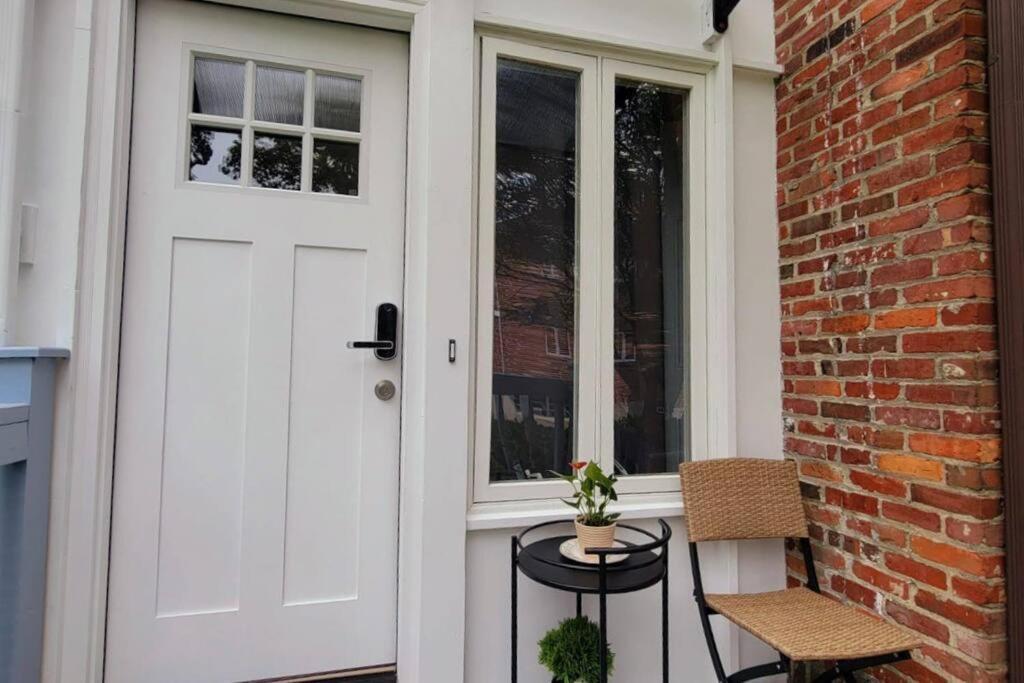 Unique & Peaceful Boston Home エクステリア 写真