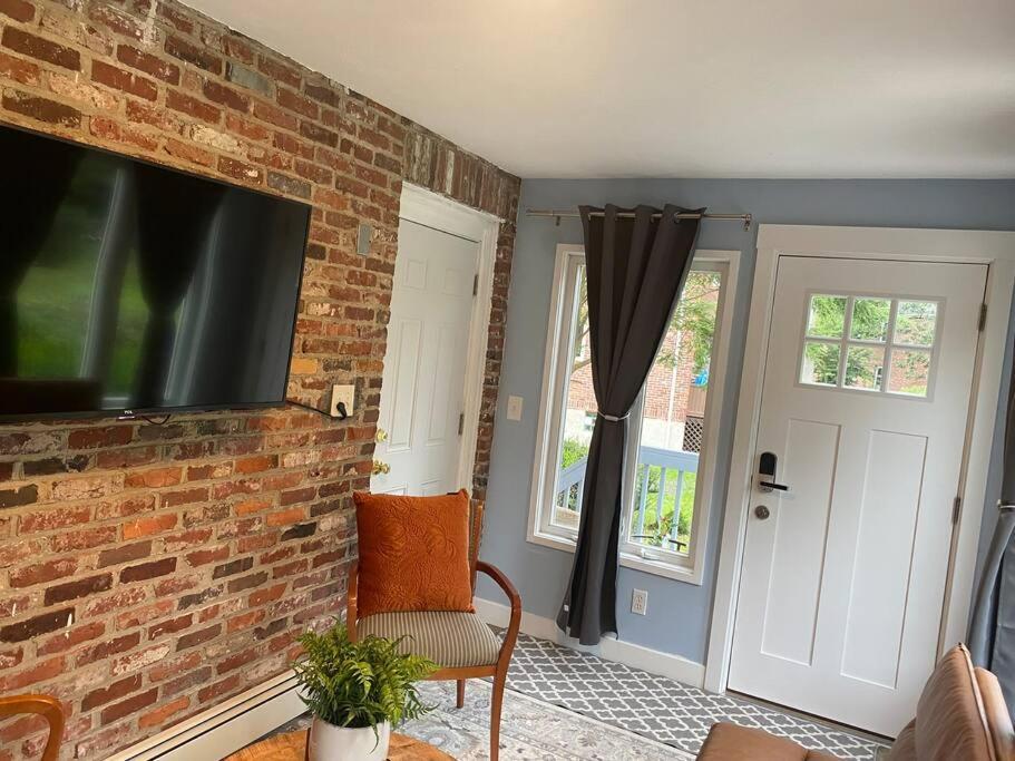 Unique & Peaceful Boston Home エクステリア 写真