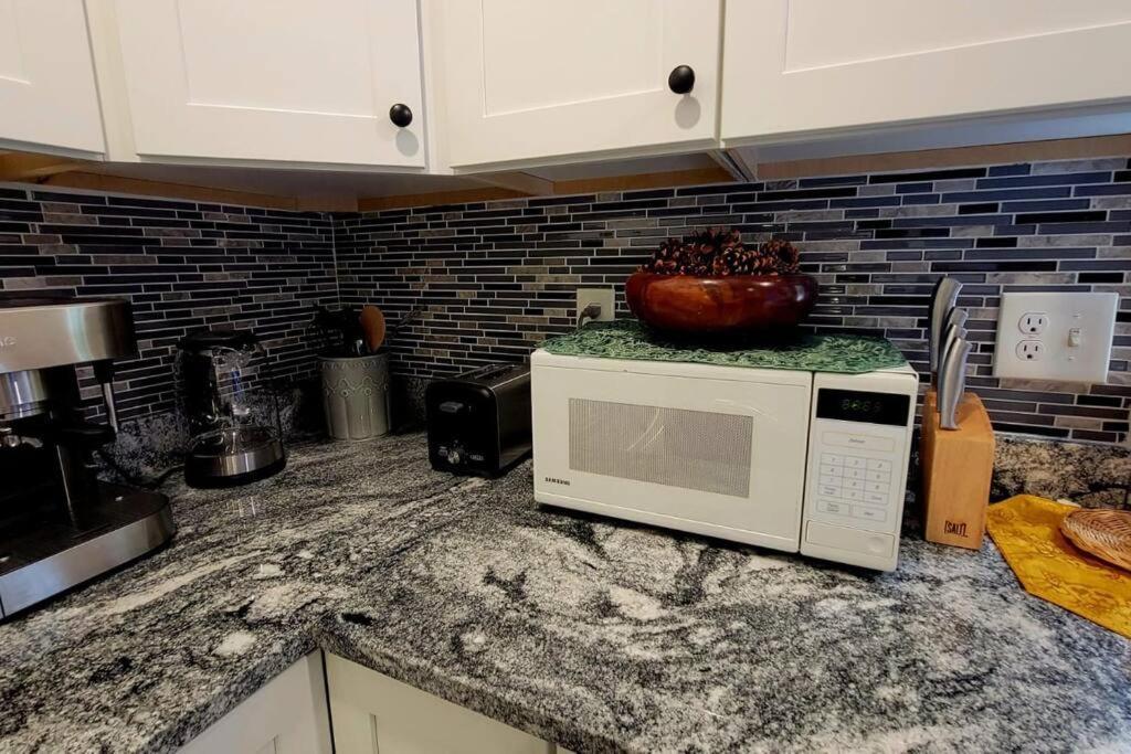 Unique & Peaceful Boston Home エクステリア 写真