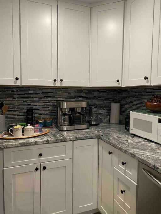 Unique & Peaceful Boston Home エクステリア 写真