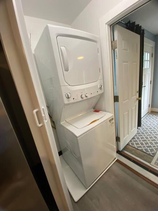 Unique & Peaceful Boston Home エクステリア 写真