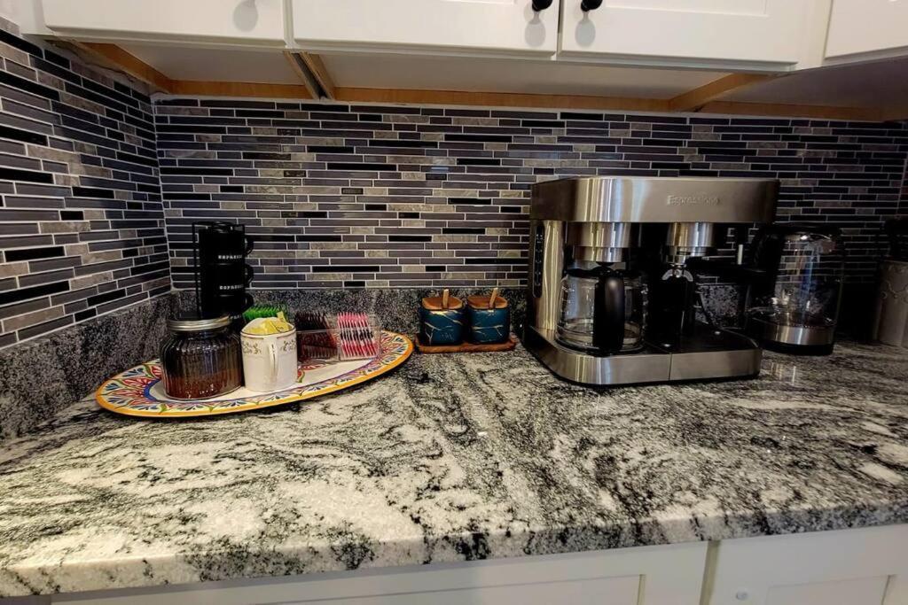 Unique & Peaceful Boston Home エクステリア 写真