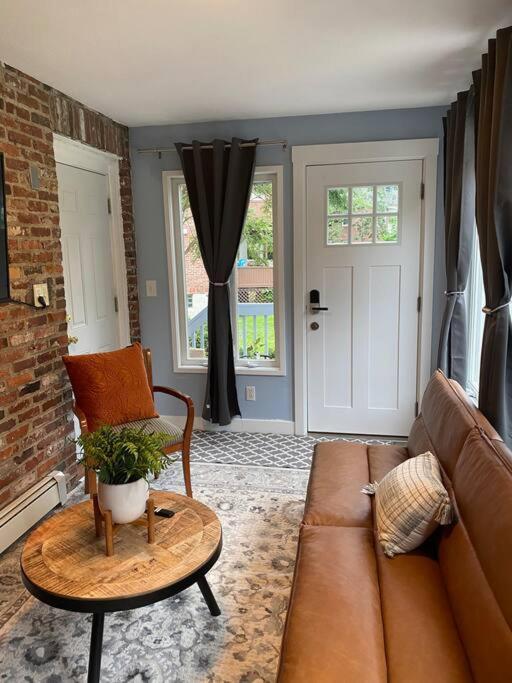 Unique & Peaceful Boston Home エクステリア 写真