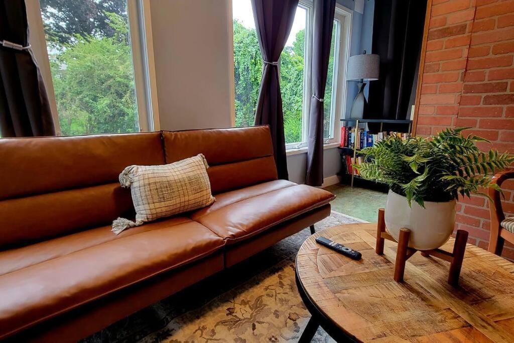 Unique & Peaceful Boston Home エクステリア 写真