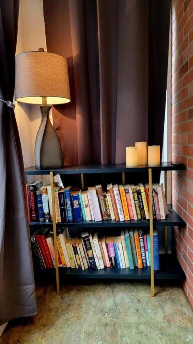 Unique & Peaceful Boston Home エクステリア 写真