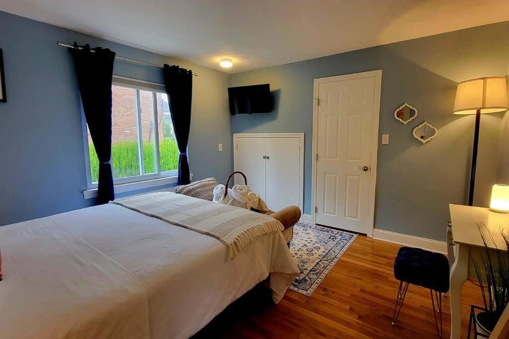 Unique & Peaceful Boston Home エクステリア 写真