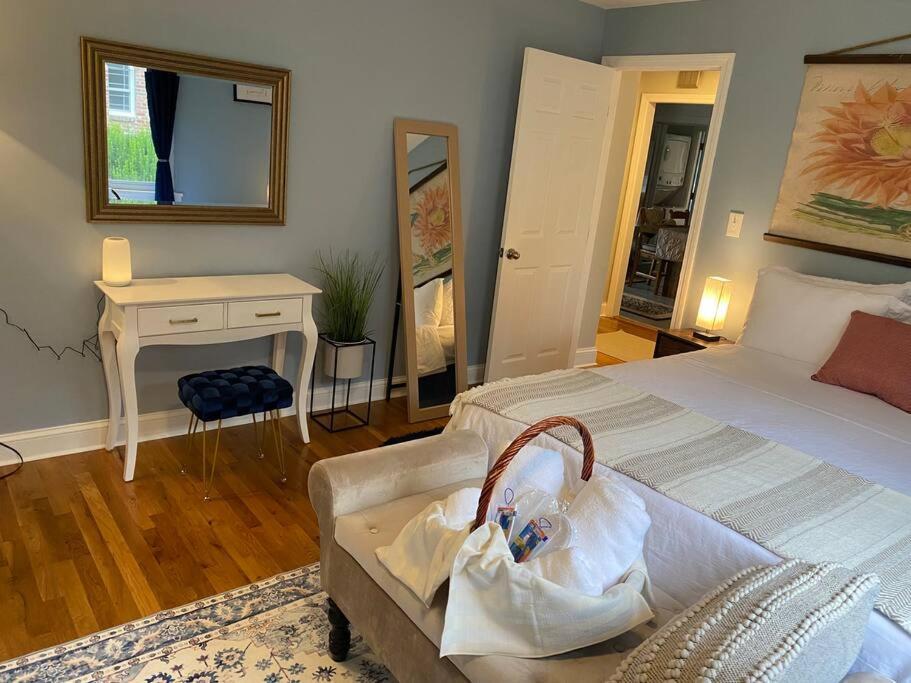 Unique & Peaceful Boston Home エクステリア 写真