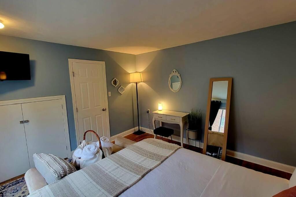 Unique & Peaceful Boston Home エクステリア 写真