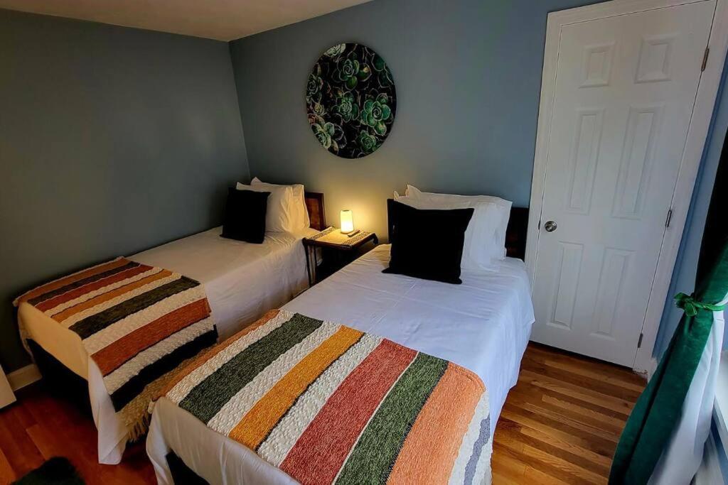 Unique & Peaceful Boston Home エクステリア 写真