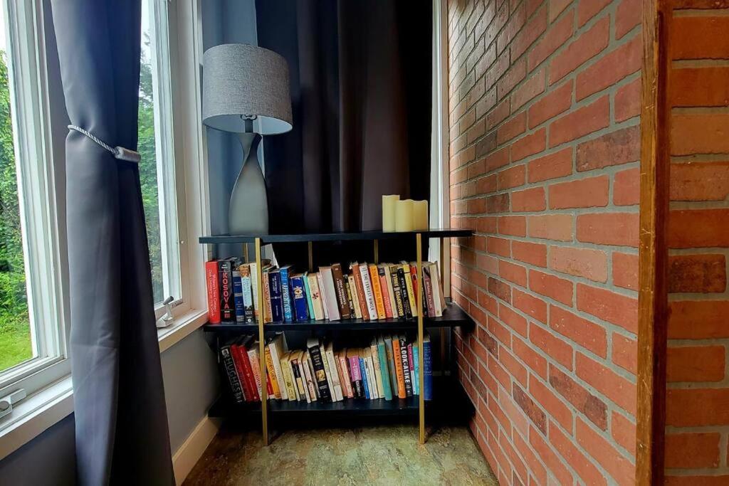 Unique & Peaceful Boston Home エクステリア 写真
