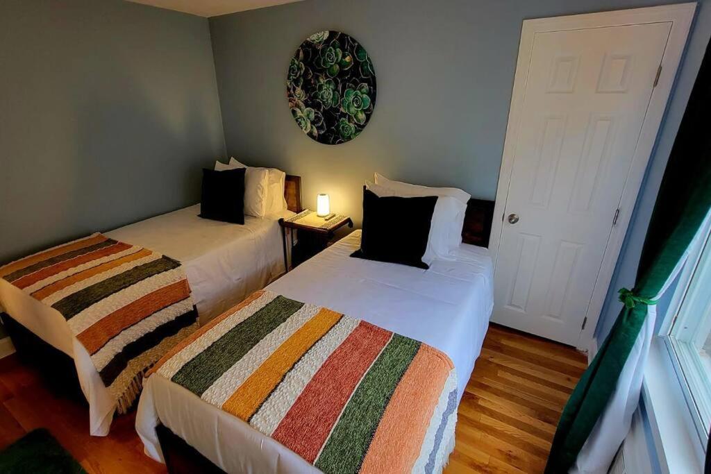 Unique & Peaceful Boston Home エクステリア 写真