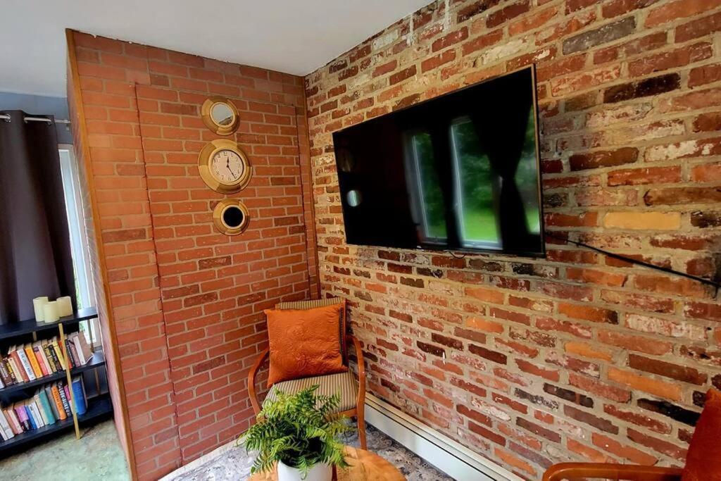 Unique & Peaceful Boston Home エクステリア 写真
