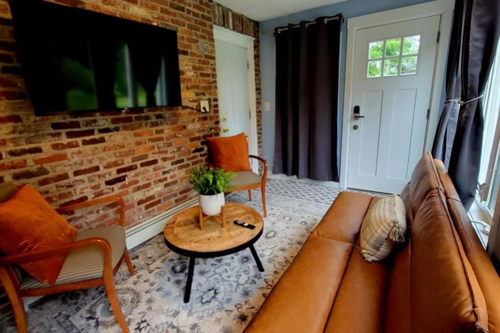 Unique & Peaceful Boston Home エクステリア 写真