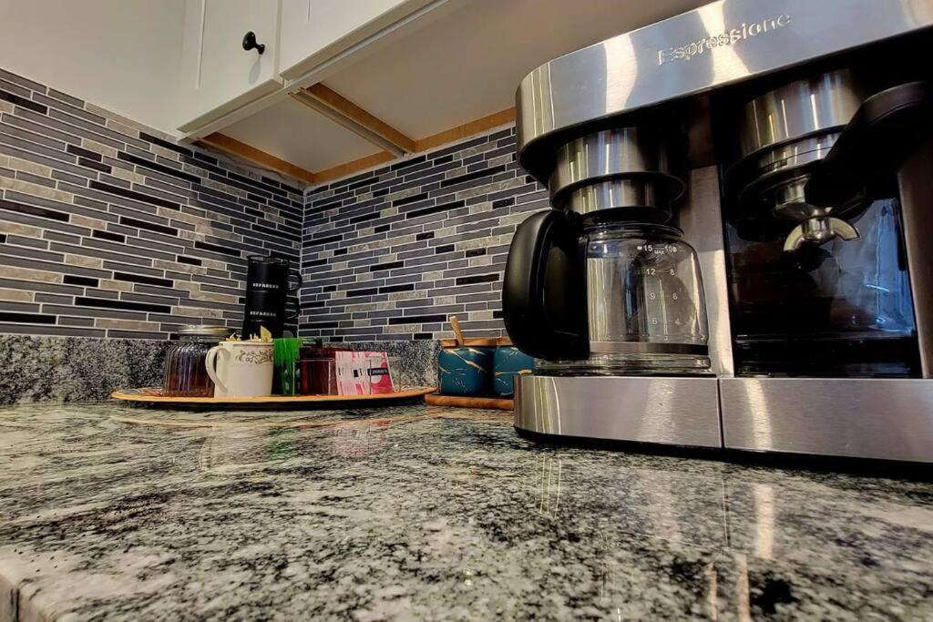 Unique & Peaceful Boston Home エクステリア 写真