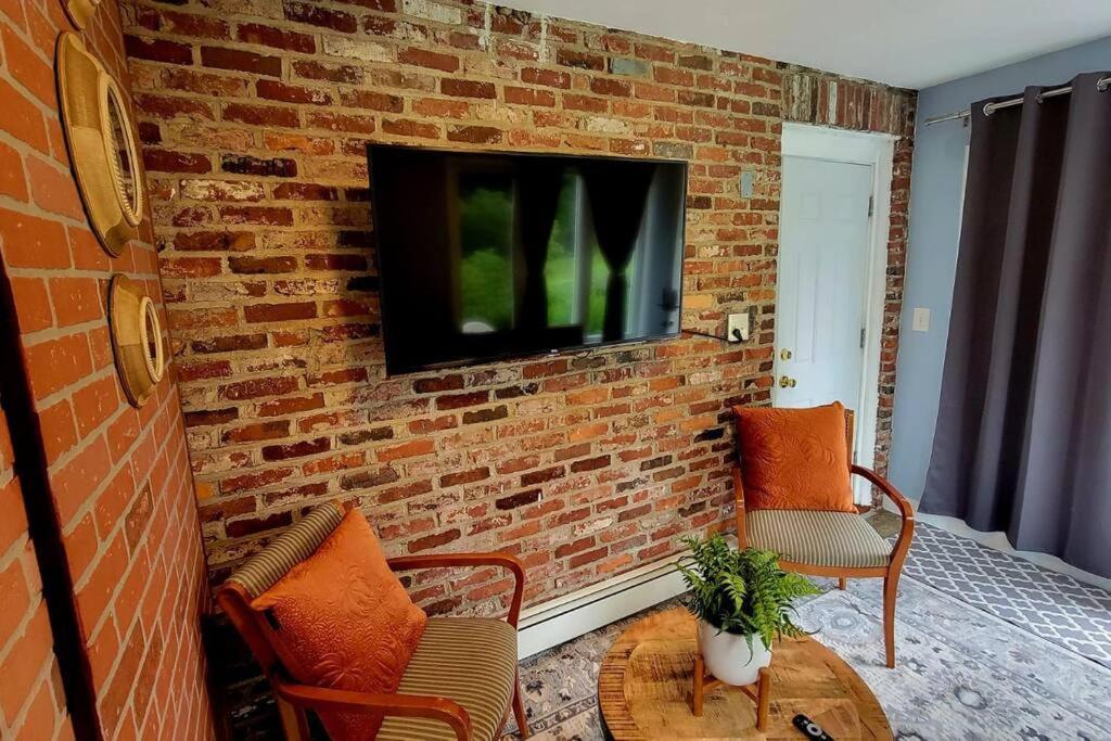 Unique & Peaceful Boston Home エクステリア 写真